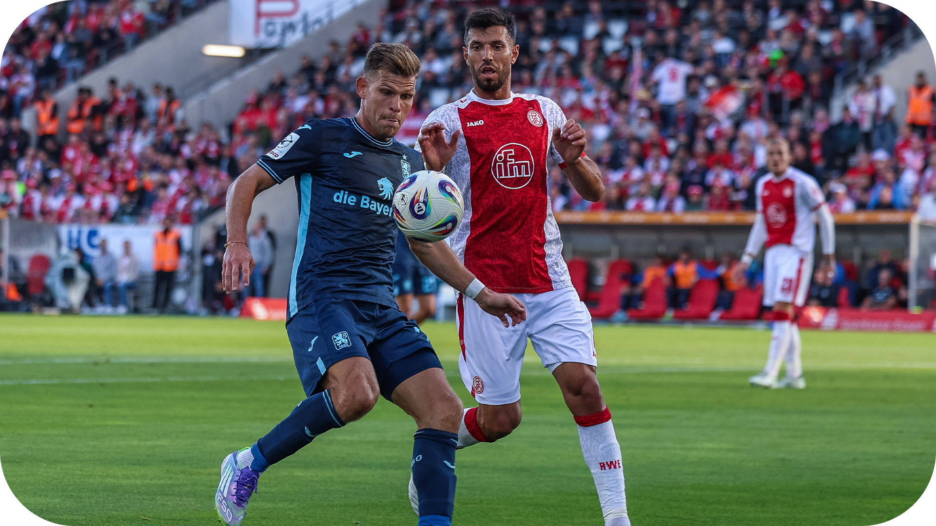 Ein Fußballspieler von RW Essen und ein Spieler vom TSV 1860 München kämpfen um den Ball